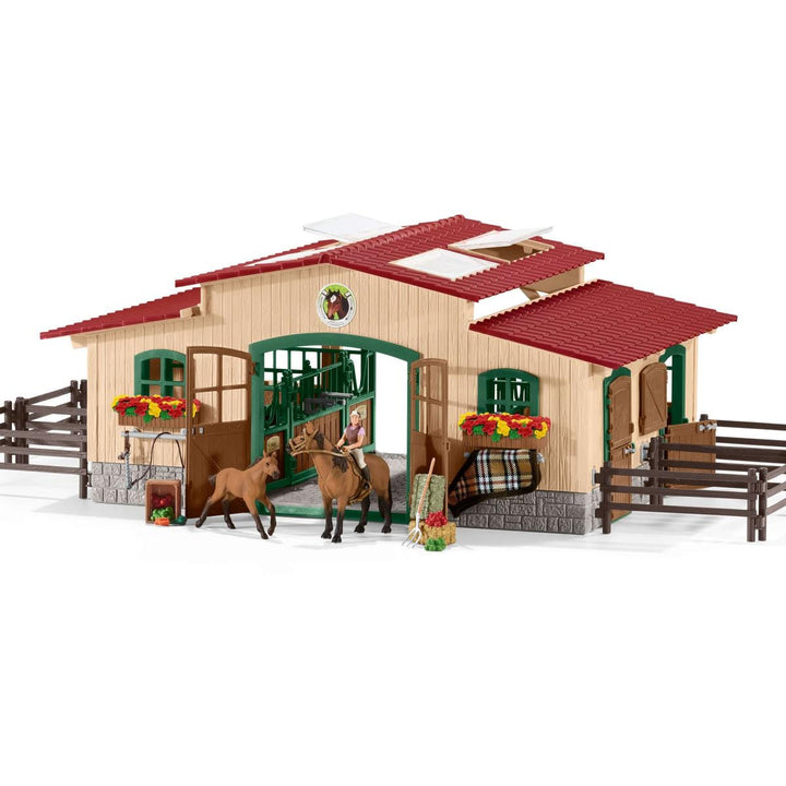 Paardenstal met paarden en toebehoren