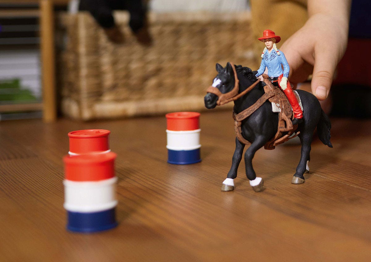 Cowgirl et Tonneaux de Racing